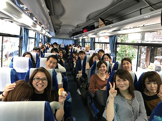 会場の旅館まで大型バスで移動。いざ２日間のCOへ出発！